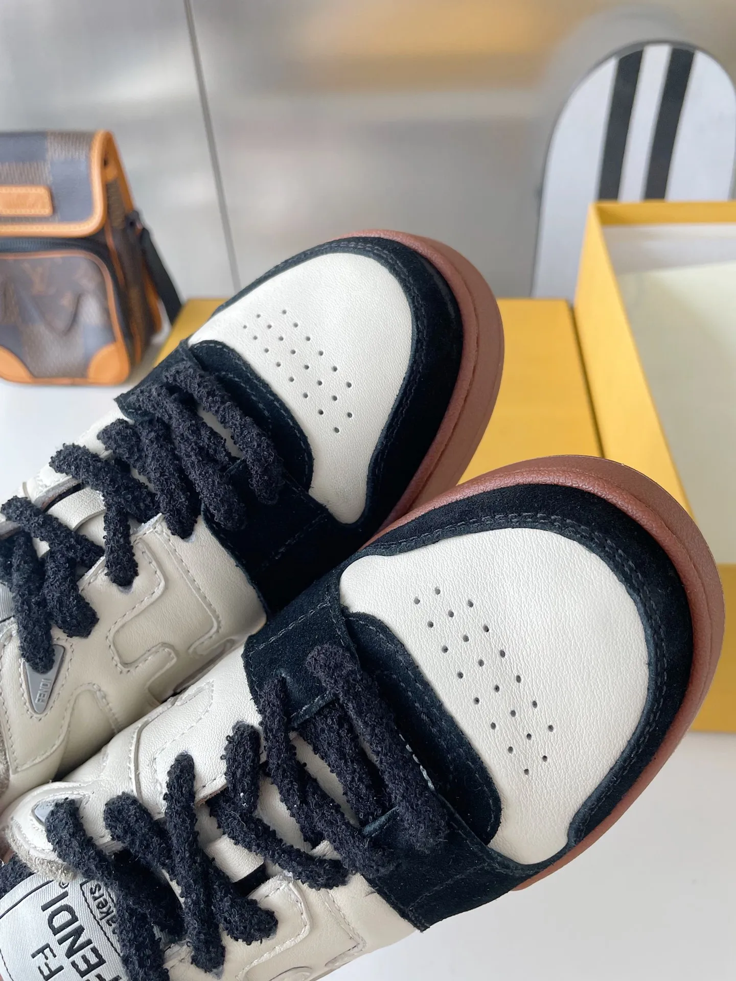👟👟Ex-factory price👟👟Ex-factory price 520 👟👟 Fendi match's latest sneakers for couples, the first sneakers created by designer Kim Jones. Fendi match is similar to LV's Trainer basketball sneakers. The shoe shape is similar, with FF retro design added. The upper is made of suede and leather stitching. The double F logo on the side is convex and the lining is made of terry velvet. The upper foot is super soft and light. Comfortable and paired with a sweatshirt, full of youthful feel, and comes with exquisite packaging at the counter. Exclusive products, FENDI, trade channel orders, 2022 early spring catwalk models, capsule series, casual sneakers for couples. Cecilia Cheung, Jane Zhang, He Sui, Gu Li Nazha, Tang Yixin, Song Zuer, Wei Ya, and many other celebrities have endorsed them with FENDI Match sneakers. Let your thoughts flow, let the sunshine pour in, and interpret a variety of outfits! Fabric: Original custom suede + leather splicing combination Lining: Imported custom terry velvet lining Sole: Original molded T👟👟 Factory price U two-color combination sole Sole thickness: 3CM Size: Women's 35-40 / Men's 39-45